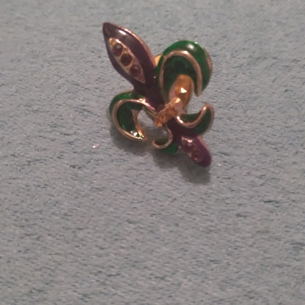 Fleur-de-lis pin